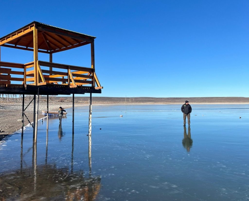 La laguna Ñe Luan que se encuentra a unos 30 kilometros de Maquinchao amaneció congelada